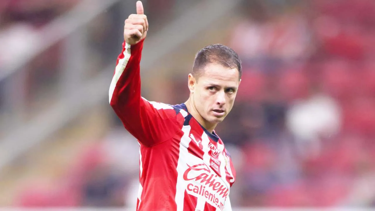 Chicharito aclara la polémica con Chivas en video