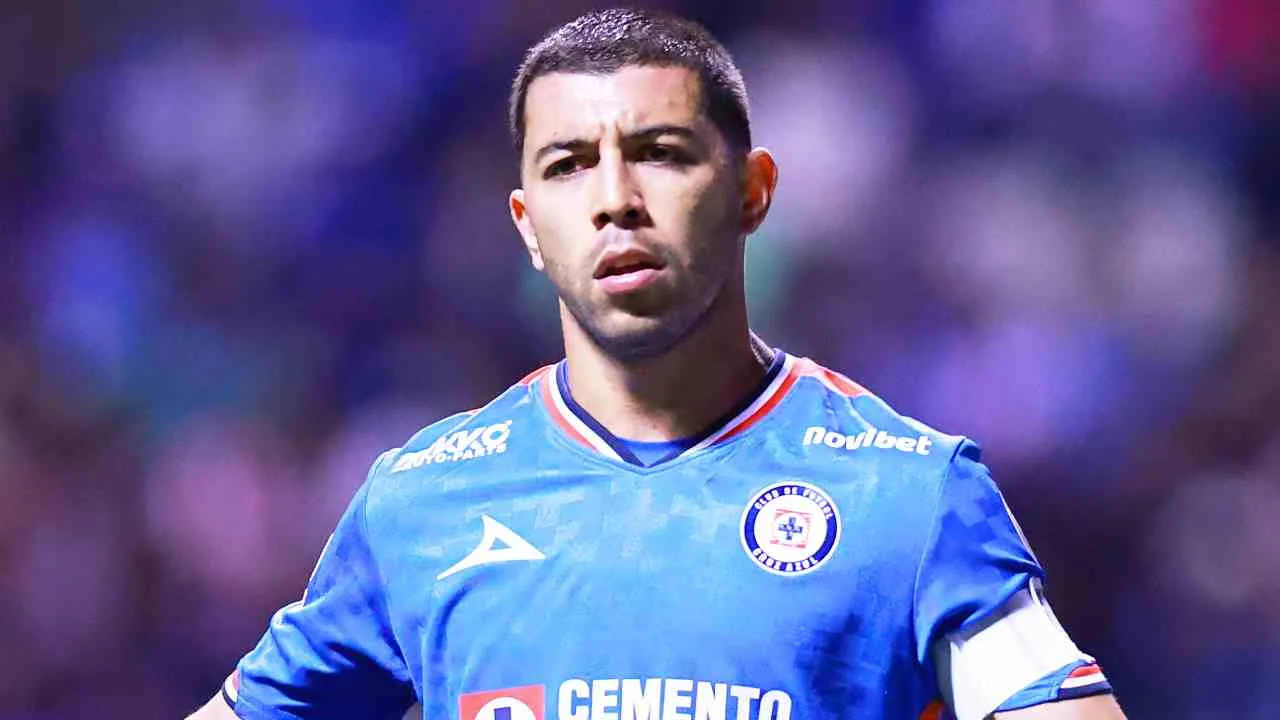Club de Premier League manda oferta por Erik Lira a Cruz Azul