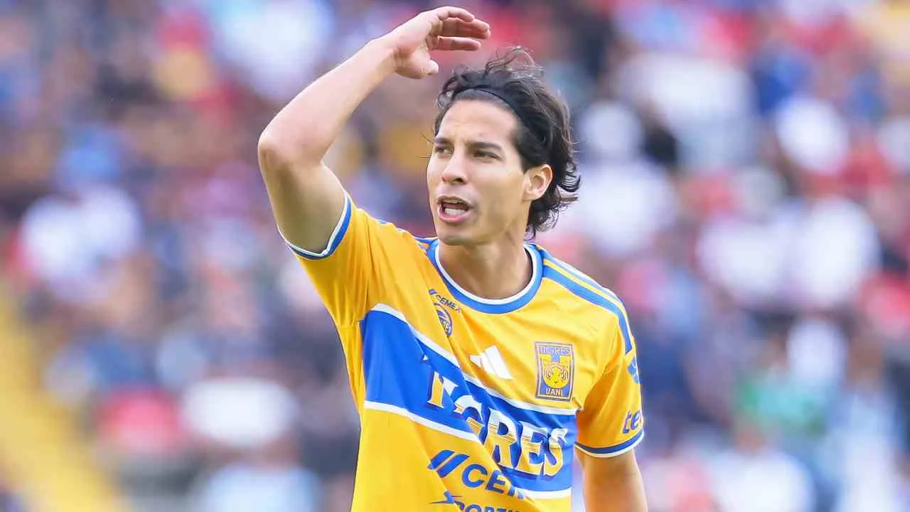 Diego Lainez responde a periodista por críticas a su nivel en Tigres
