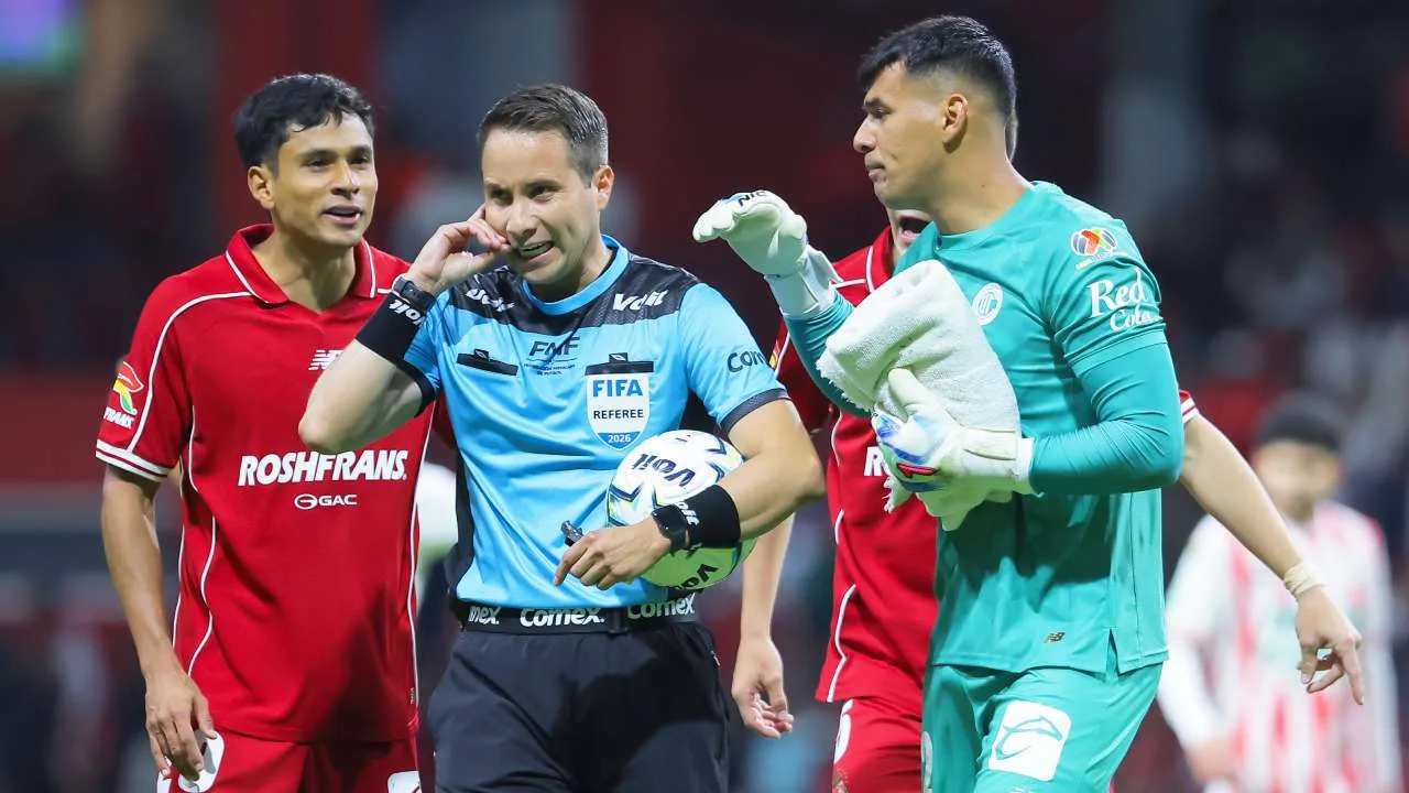 El banquillo del Necaxa agredió a fans de Toluca.