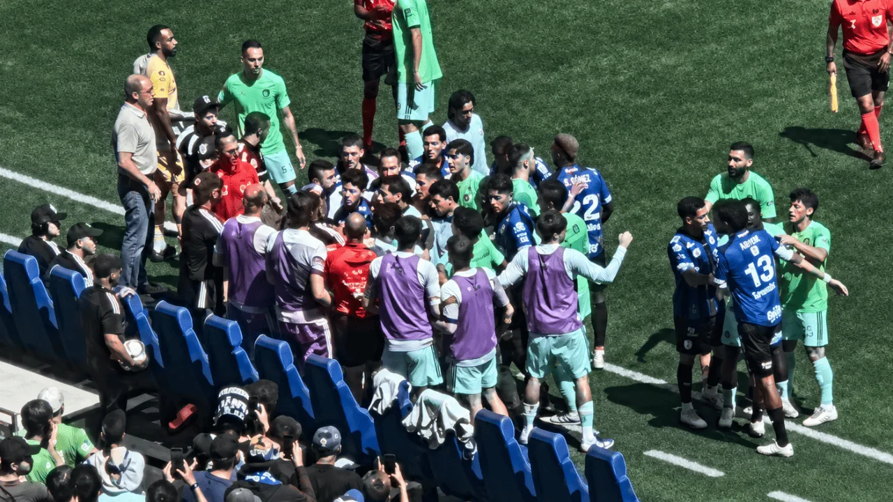Se calentó Querétaro vs. Seattle: Erik Dueñas chocó contra el banco y desató una trifulca en la Leagues Cup Se tensó el ambiente en el Lumen Field.