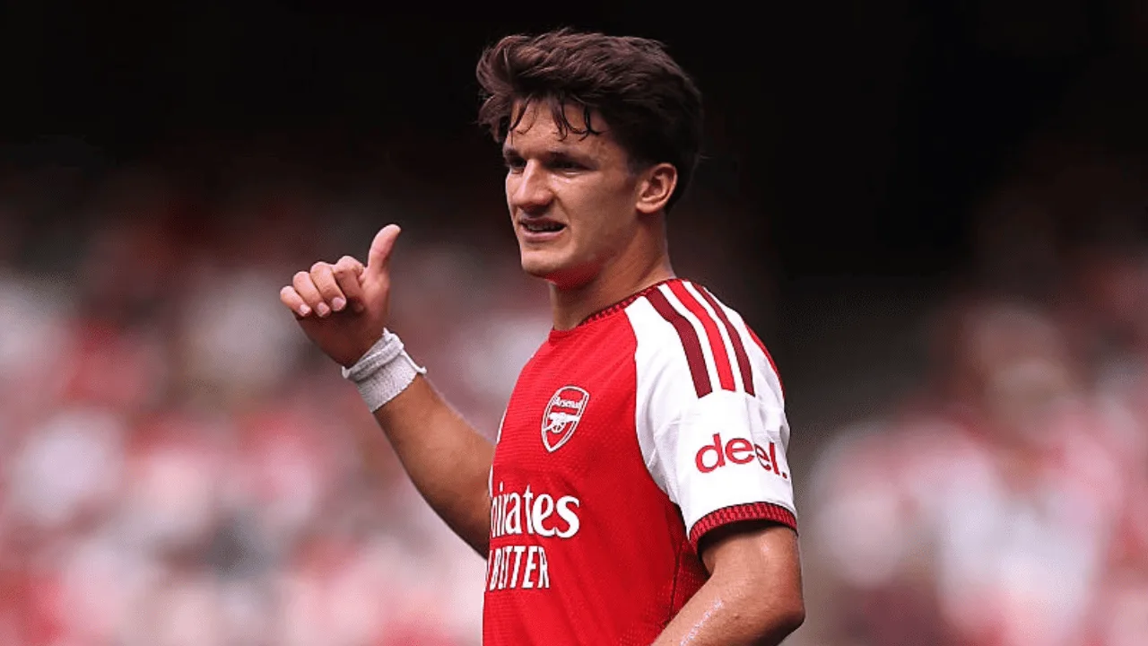 Tzolis hace su debut como Gunner.
