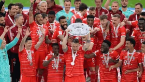 Fue a dos Mundiales, ganó una Champions y con 30 años juega en la novena división de Alemania