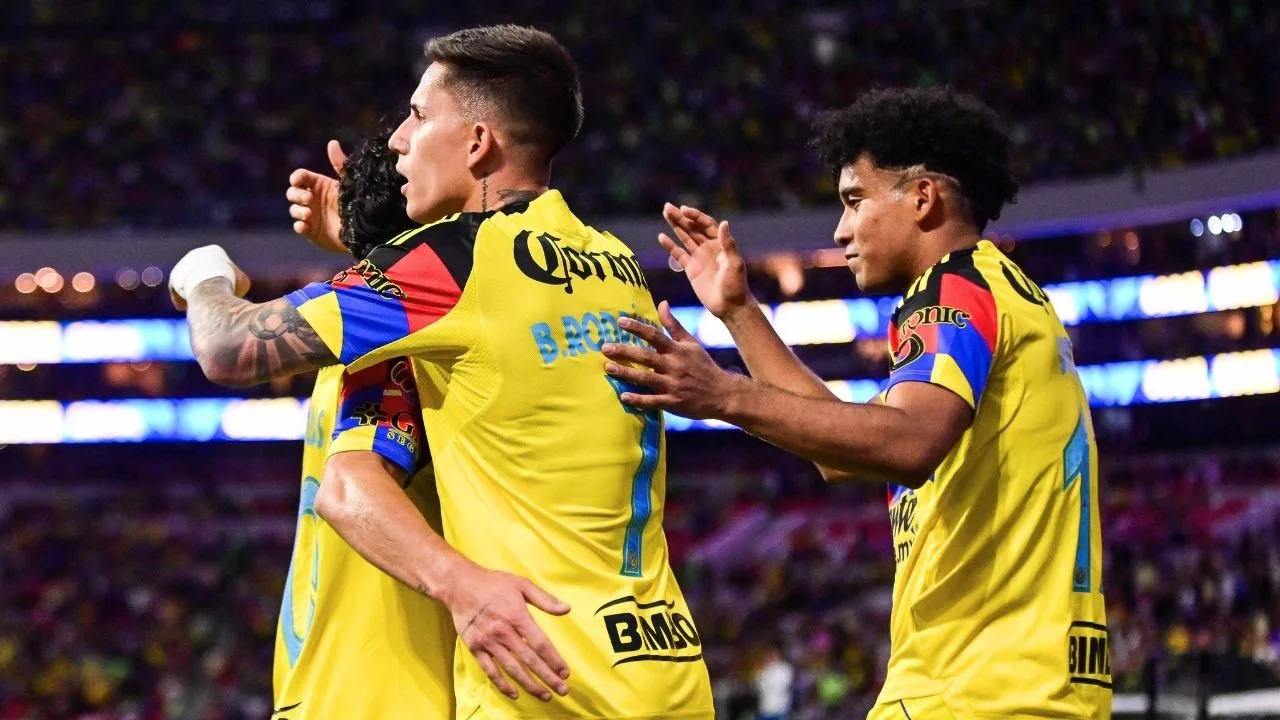 Brian Rodríguez rompe el silencio en medio de posible salida del América y así reaccionaron sus compañeros.
