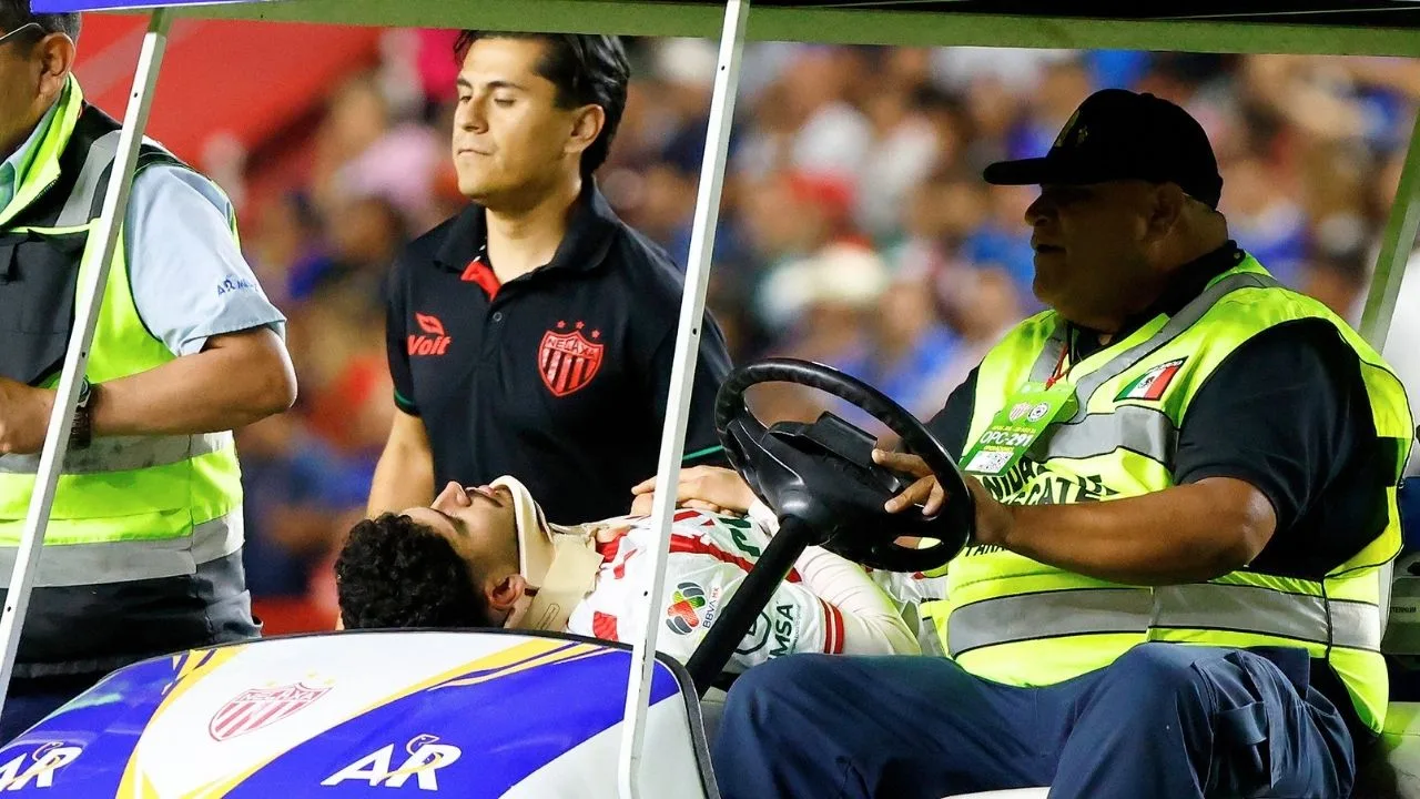 El brutal golpe de Carlos Vargas que activó el protocolo de conmoción en el Necaxa vs Cruz Azul.