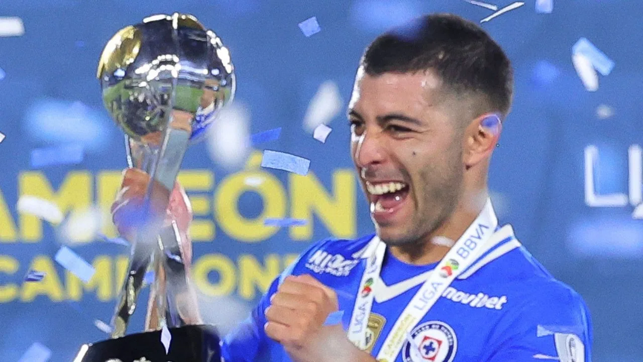 Llegó la esperada oferta del Mónaco por Erik Lira, pero Cruz Azul ya analiza otra opción en Europa.