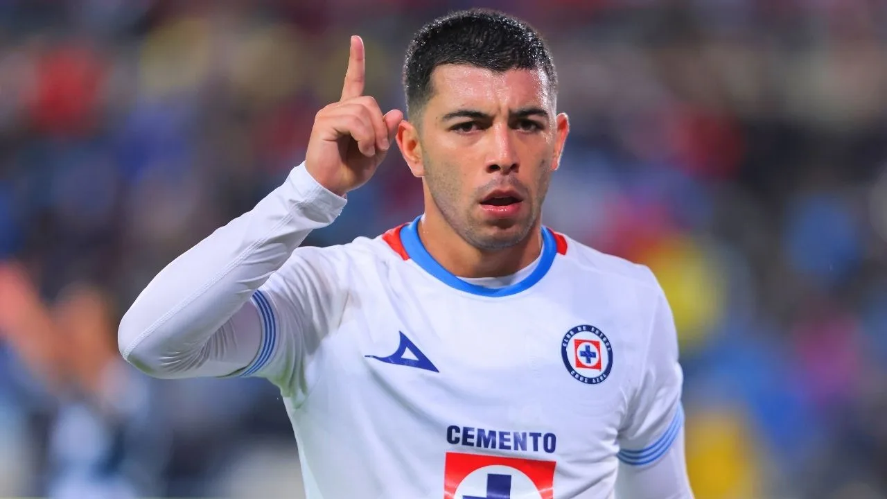 Erik Lira se olvida de Cruz Azul y reaparece en la graduación de su novia.