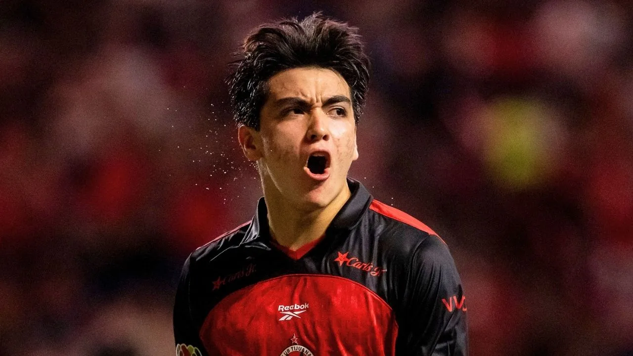 Captan a Gilberto Mora montando un toro tras su doblete con Xolos de Tijuana.