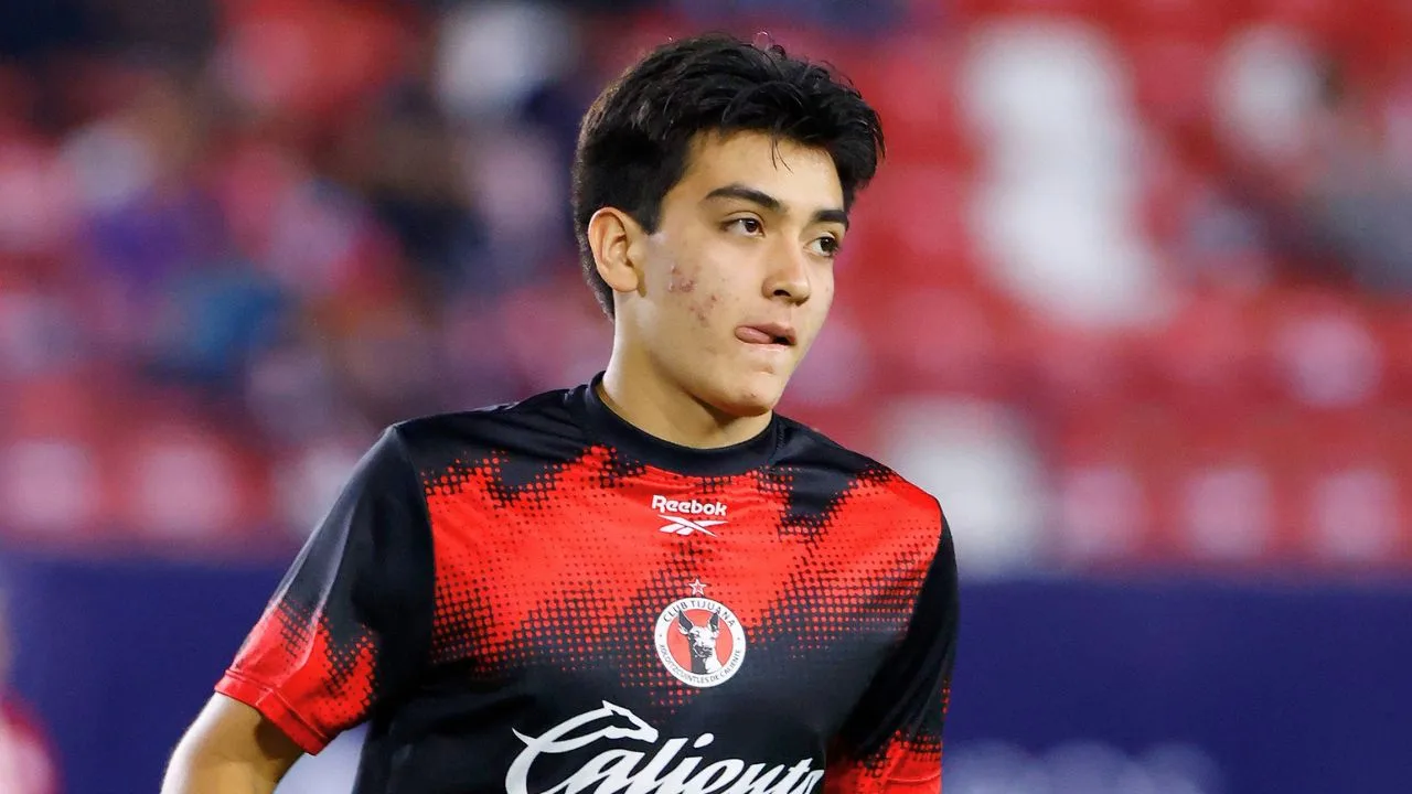 Gilberto Mora saca los 'prohibidos' y se vuelve viral con Xolos de Tijuana.