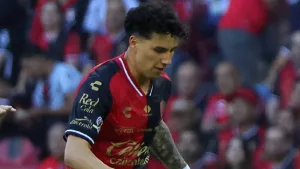 Jorge Sánchez sufre lesión ante Rayados de Monterrey y enciende las alarmas en Atlas