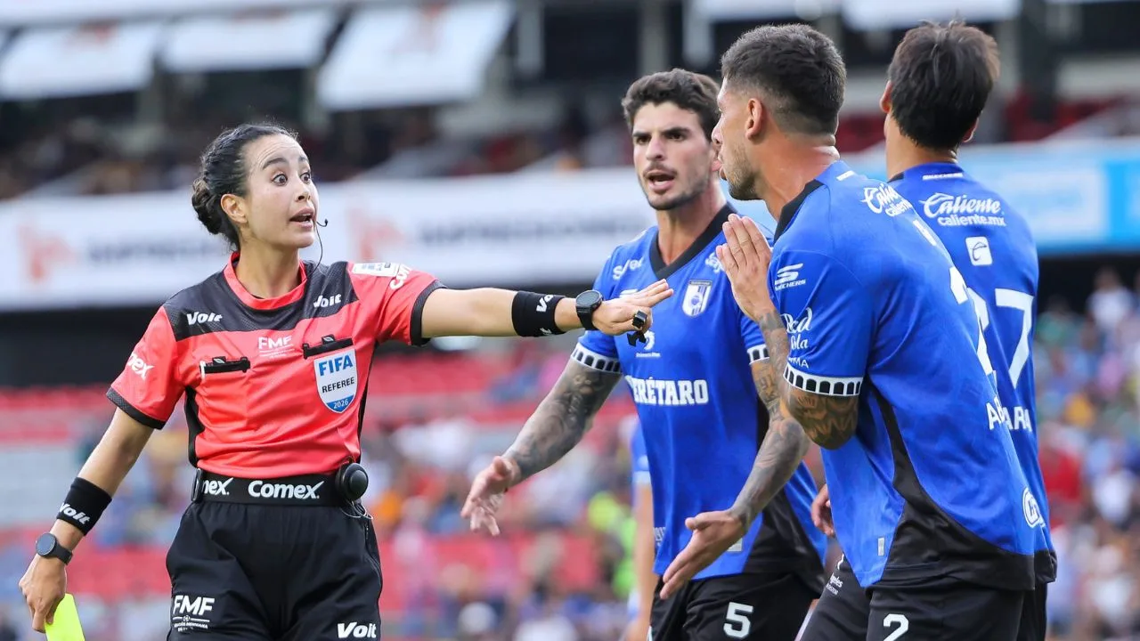 Katia Itzel se lleva tremendo balonazo en el Querétaro vs Tigres, en duelo lleno de polémicas.