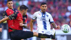 Orbelín Pineda sufre aparatoso corte en su pierna durante partido ante Atlas: así quedó el futbolista