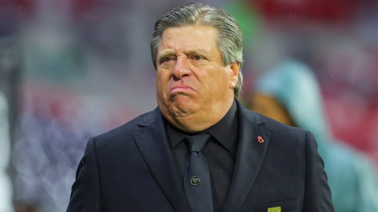 Atlante vs León: Miguel Herrera se encara con aficionado en el Estadio Azteca.