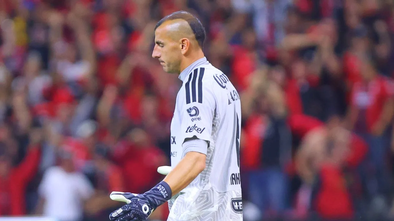 Nahuel Guzmán comete grave error con Tigres vs Atlas y Camilo Vargas se pone la de héroe.