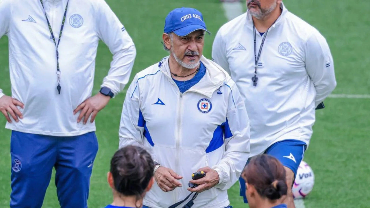 Potro Gutiérrez, DT de Cruz Azul Femenil.