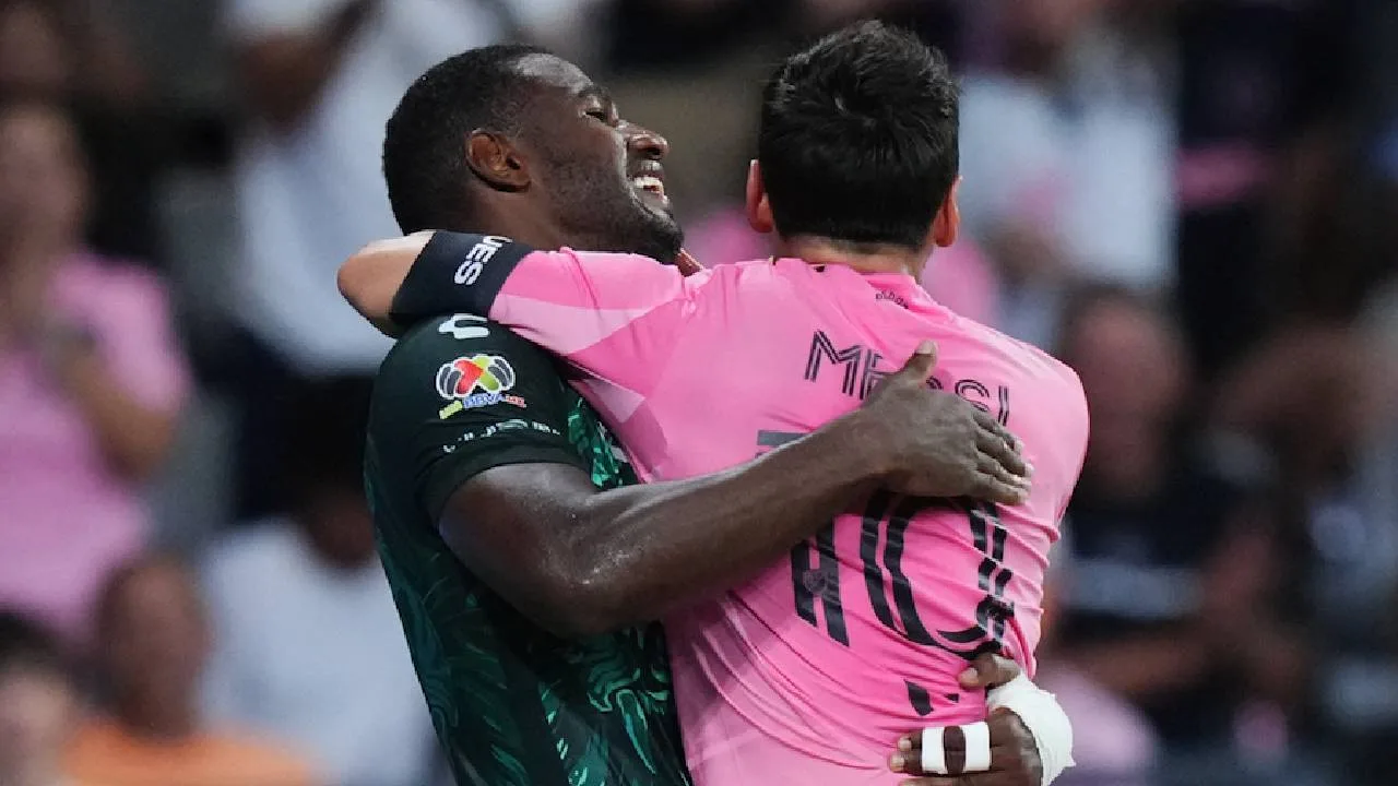 Jhohan Romaña y Lionel Messi.