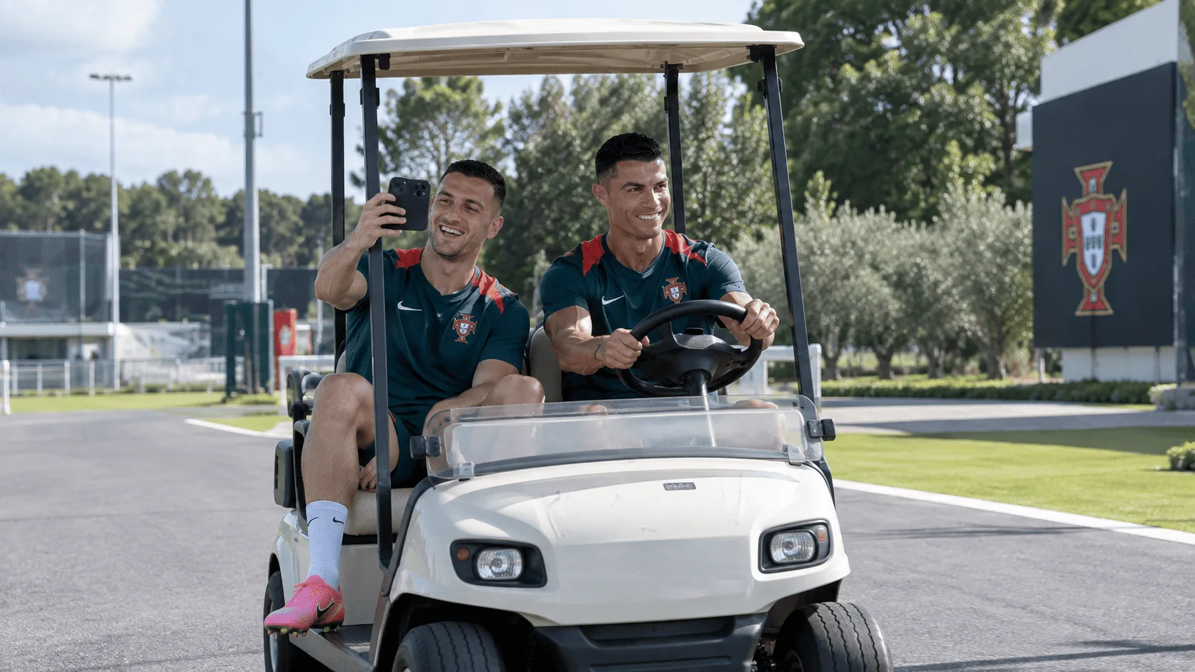 Cristiano sacó a pasear a su compañero de selección.