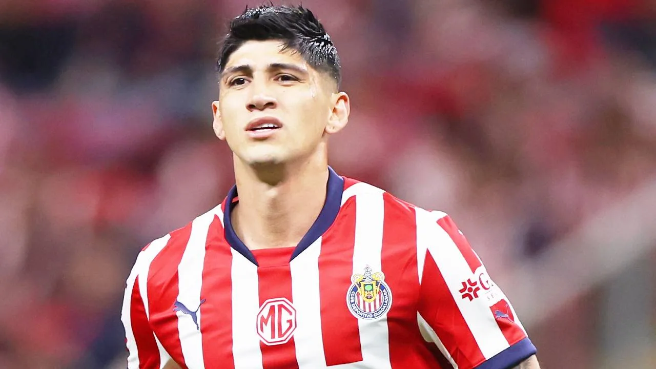 Tras fracasar con Chivas, Alan Pulido sorprende con nueva faceta lejos del futbol Alan Pulido estrena podcast tras su salida de Chivas