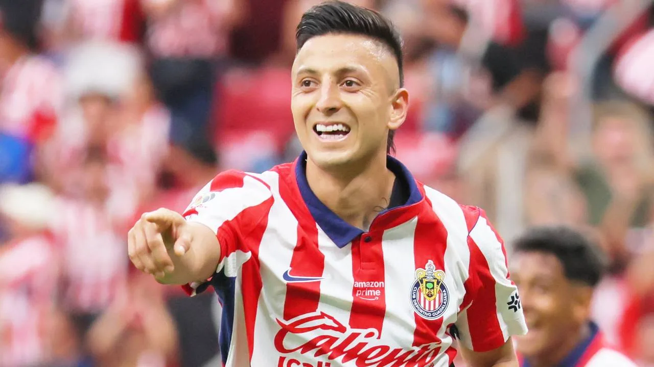 Chivas recibe millonaria oferta desde Europa por Piojo Alvarado y toma drástica decisión Chivas recibe oferta del Spartak por Piojo Alvarado