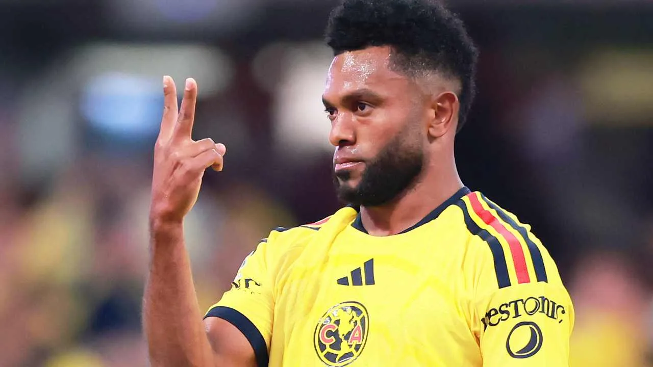 Miguel Borja se tapó la boca mientras hablaba con Tala Rangel.