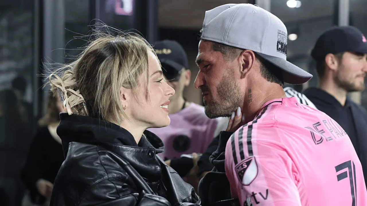 Tini atraviesa un mal momento en México: el gesto de Rodrigo De Paul que llamó la atención Tini atraviesa un momento delicado.