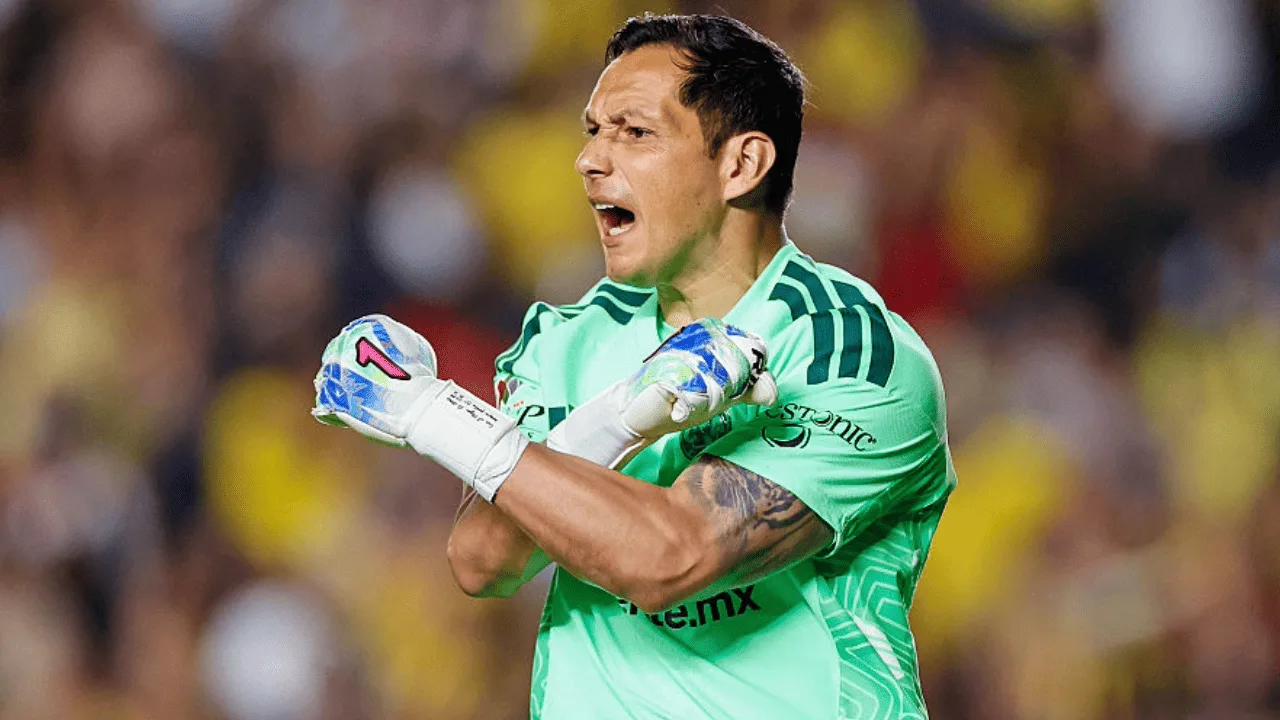 Rodolfo Cota detuvo un penal.