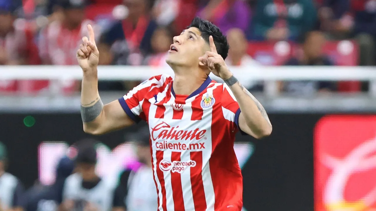 Alan Pulido sorprende al anunciar que será papá tras su polémica salida de Chivas y revela si será niño o niña.
