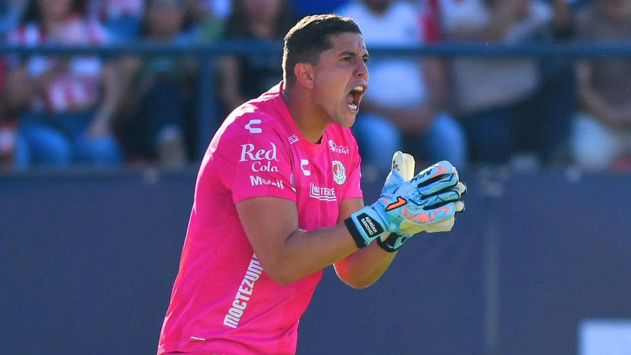Arquero del Atlético de San Luis se rompe vs Chivas y sale en medio de lágrimas.