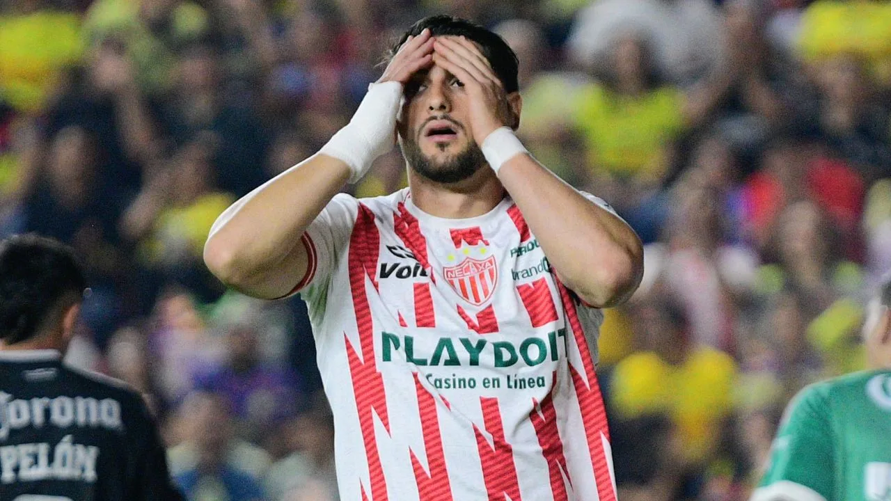 Necaxa vs América: Julián Carranza comete el oso de la Jornada 10 y perdona a las Águilas a marco abierto.
