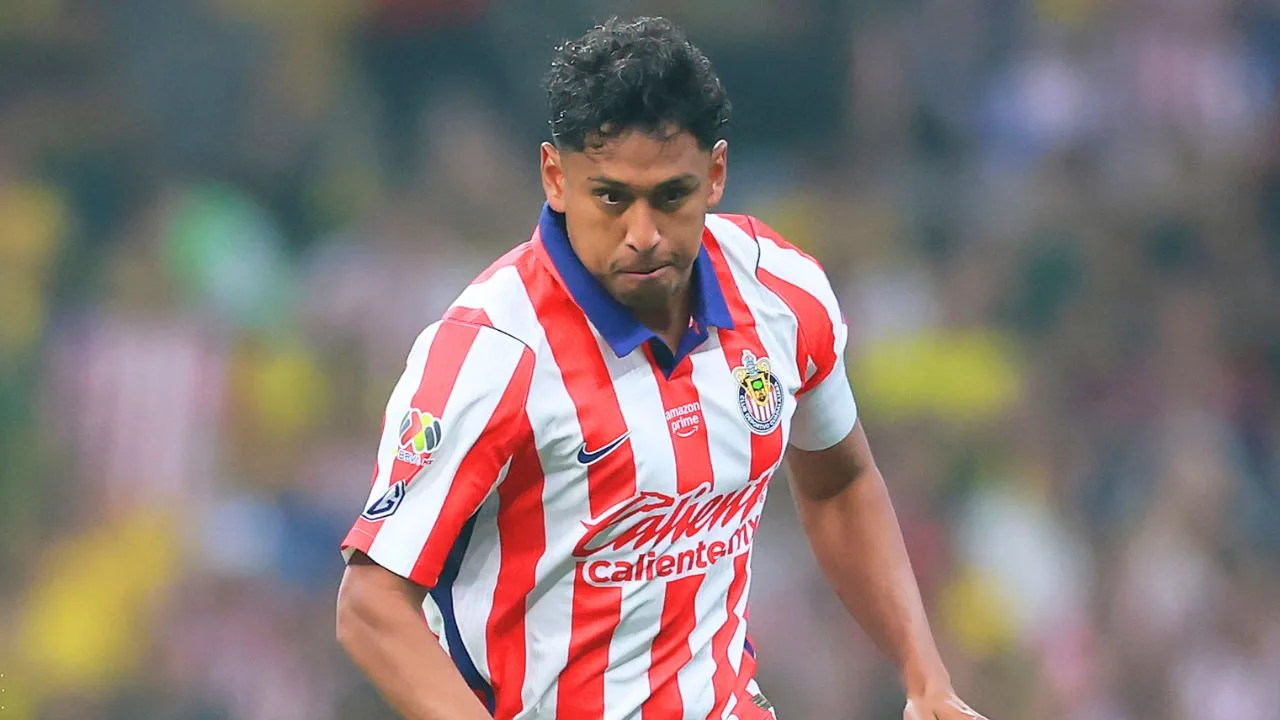 Luis Romo comete increíble error que le pega directo al marcador a Chivas vs Querétaro.