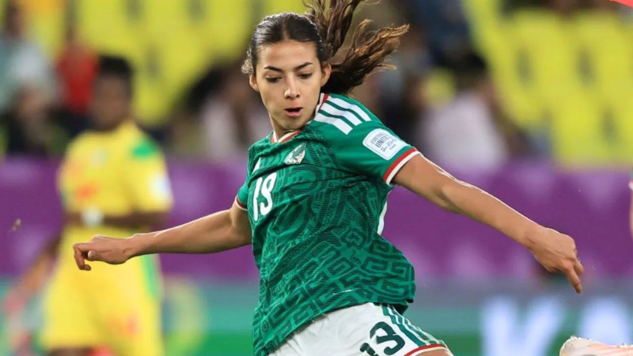 Es joya del América, juega su tercer Mundial con México y la rompió con viral festejo en honor a su padre.