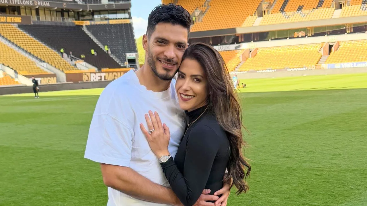Esposa de Raúl Jiménez se avienta del estadio del Wolverhampton y este fue el motivo.