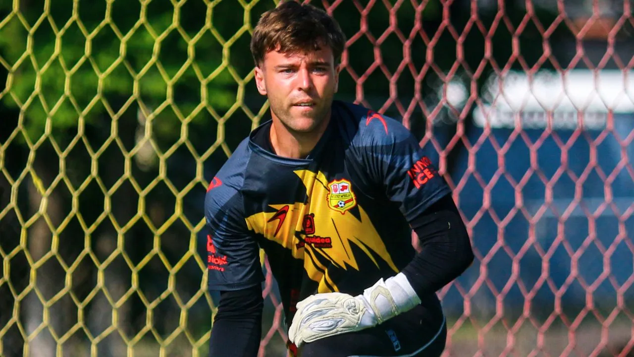Futbolista del Atlético Morelia exhibe a Santos Laguna y Aleco Irarragorri en foro en el Senado.