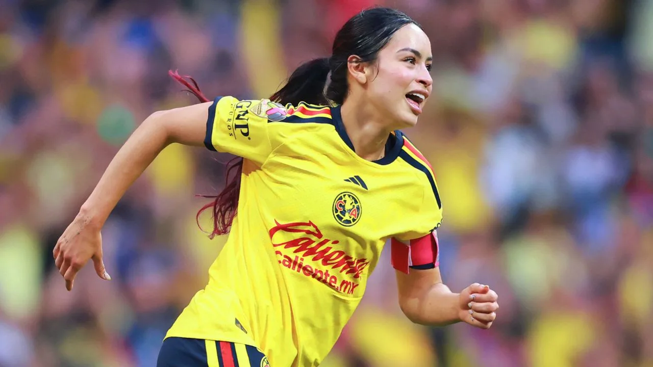 Scarlett Camberos, flamante nominada al Balón de Oro, hace controversial seña en el América vs Tigres.