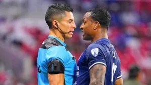 Willer Ditta pierde los estribos y empuja al árbitro en el Cruz Azul vs Toluca: ¿le perdonaron la expulsión?