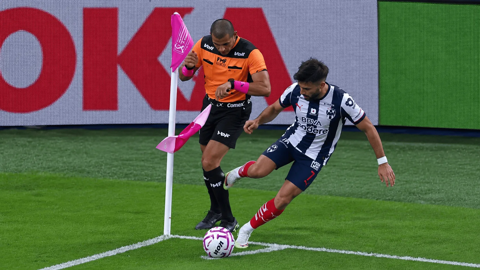 Una escena insólita en Rayados vs. Chivas.