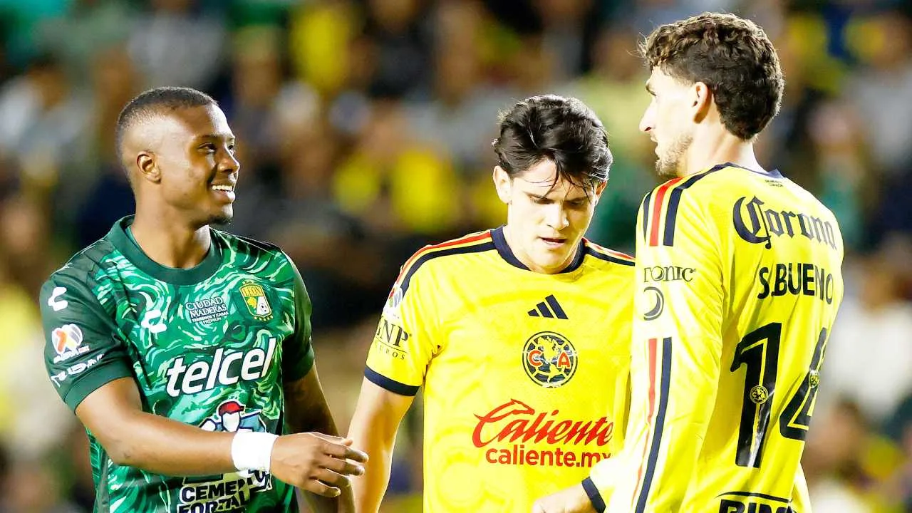 Afición del América causa polémica por controvertido símbolo.