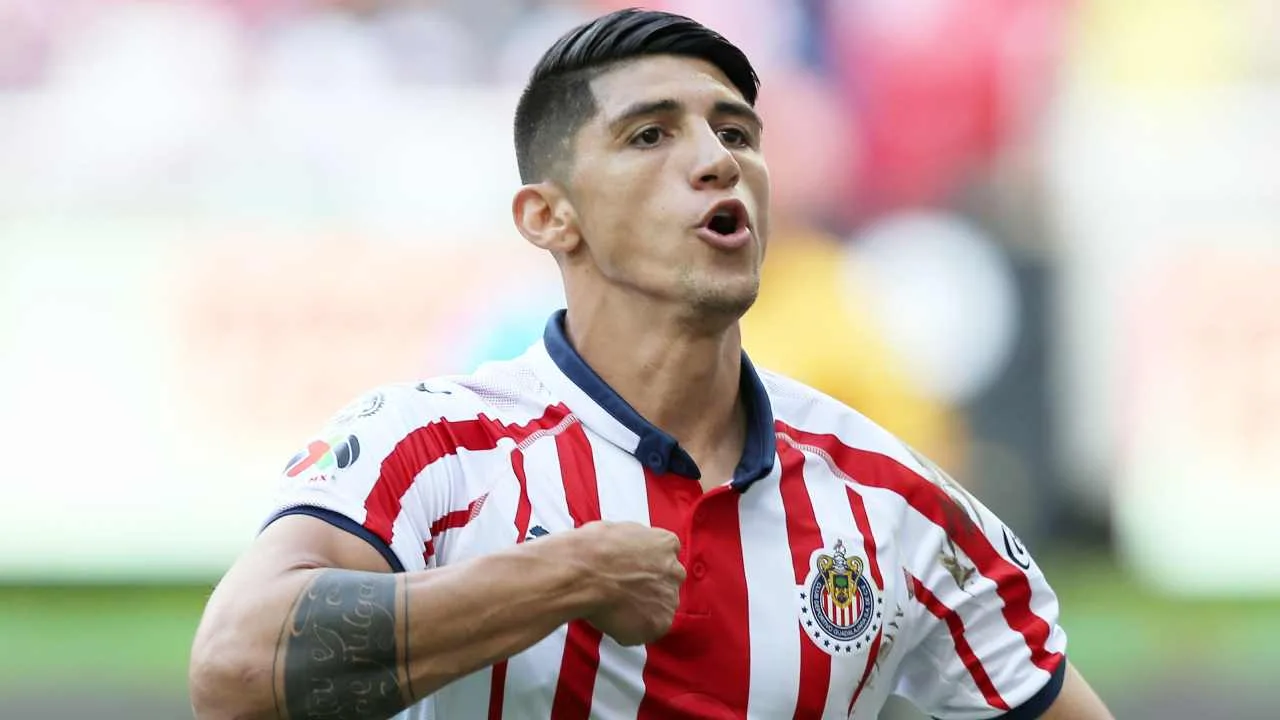 Alan Pulido destapa lo que sufrió por culpa de Gabriel Milito en Chivas y sorprende con confesión sobre su salida Alan Pulido revela cómo vivió su salida de Chivas.