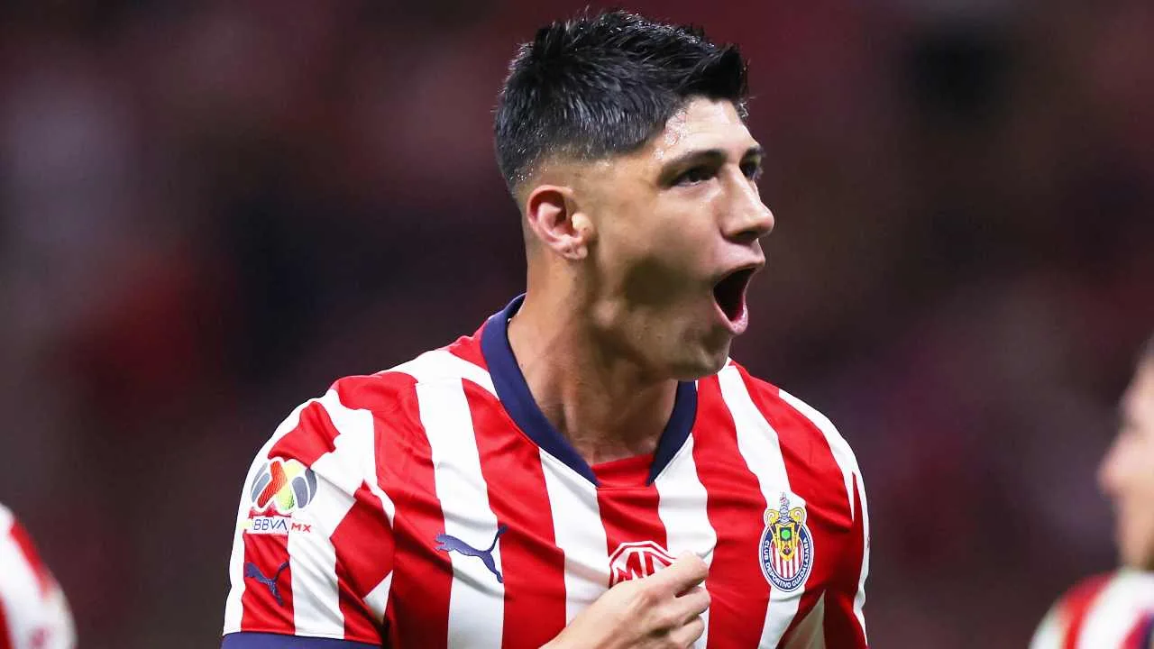 Alan Pulido tendrá un particular regreso a Chivas.