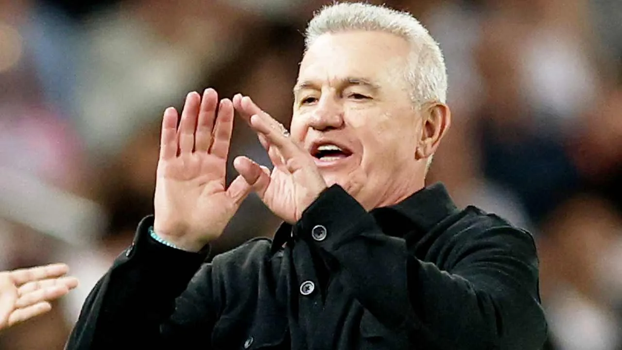 Javier Aguirre encara a aficionados del Valencia en Mestalla.