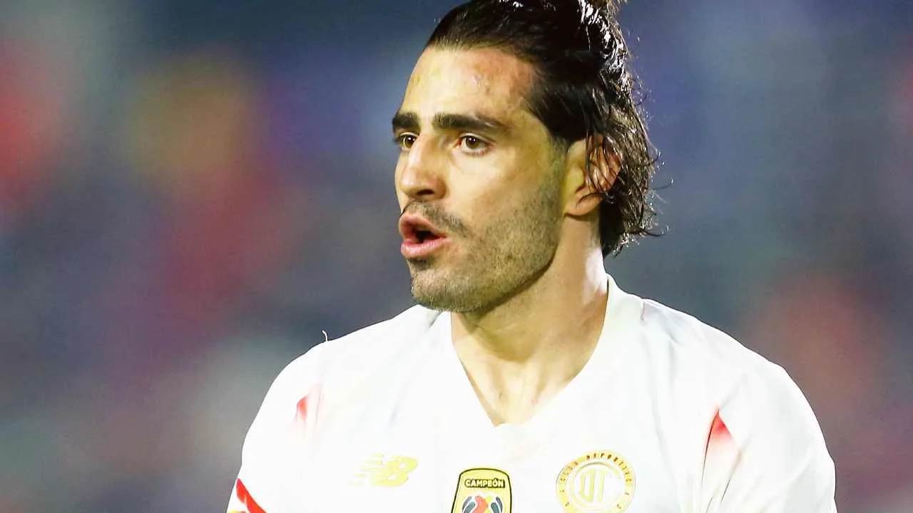 Pollo Briseño y jugadores de Toluca viajan en tren