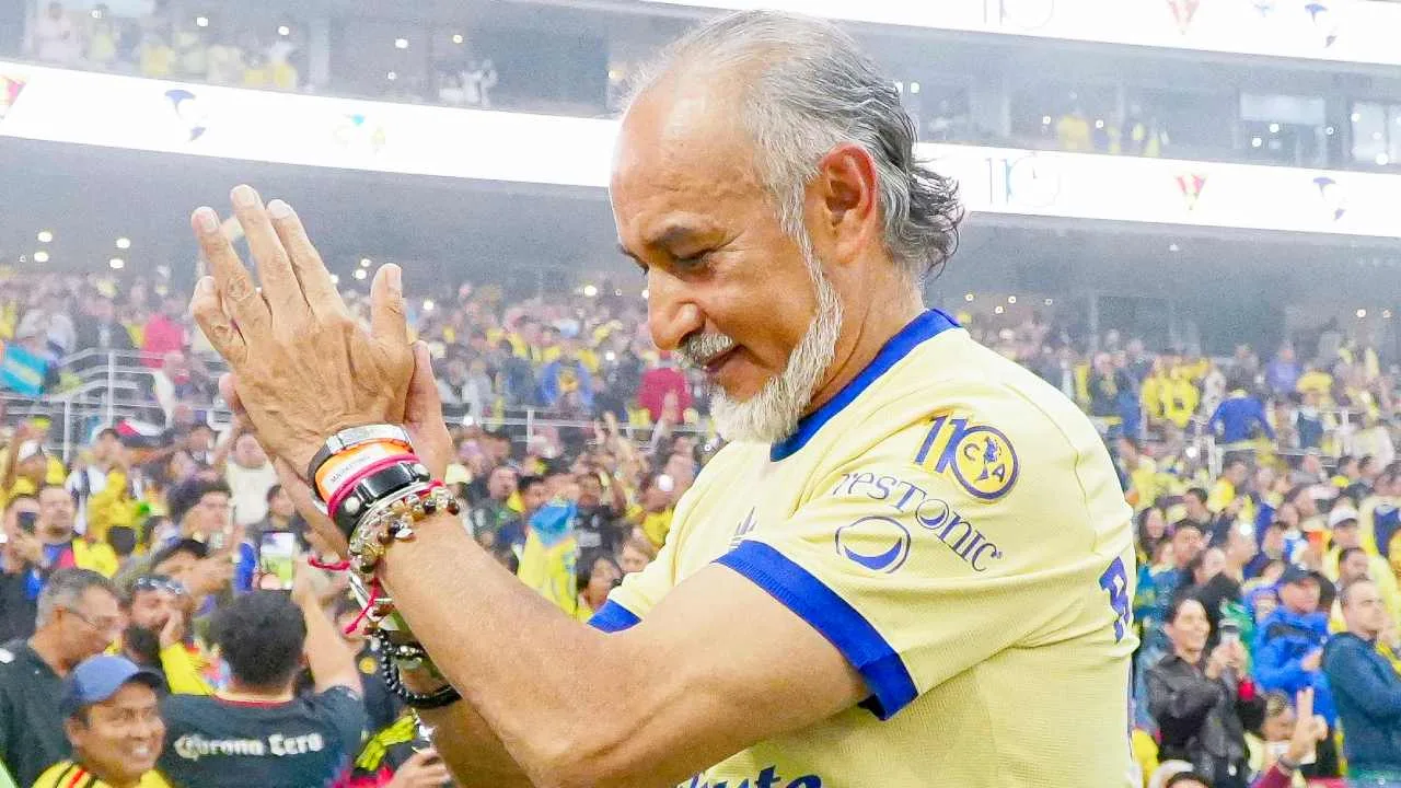 Potro Gutiérrez provoca polémica entre aficionados de Cruz Azul.