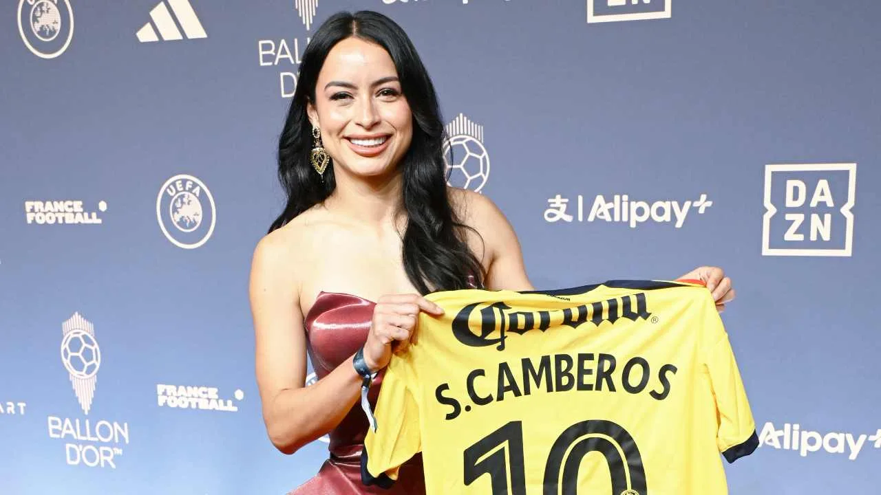 Scarlett Camberos presume jersey del América en el Balón de Oro.