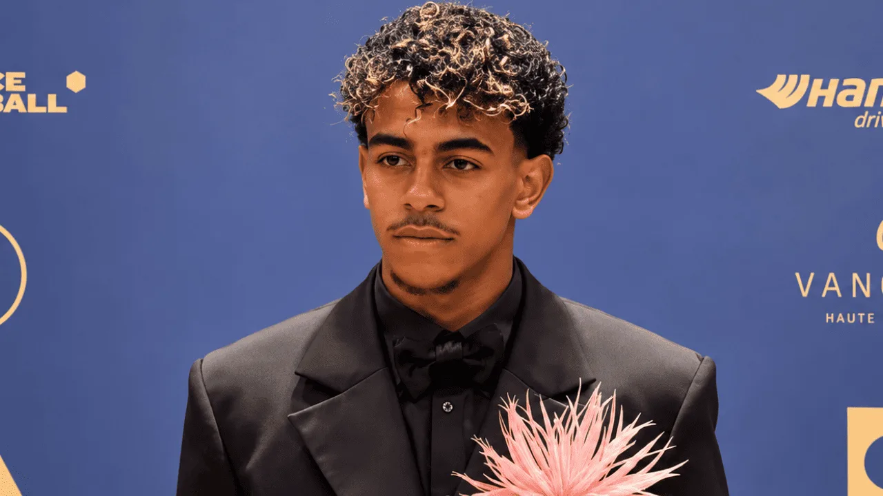 Lamine se la jugó con su look para el Balón de Oro.