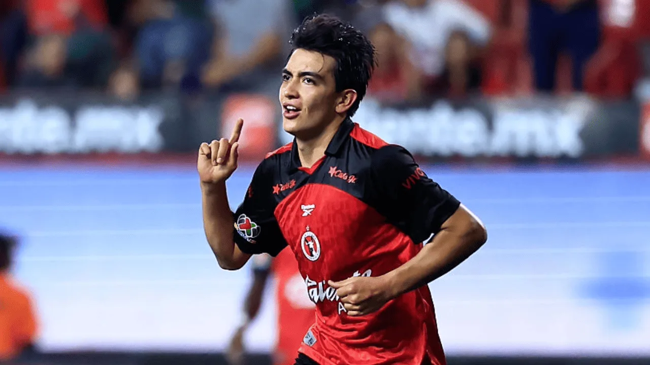 ¿Cuánto gana Gilberto Mora?