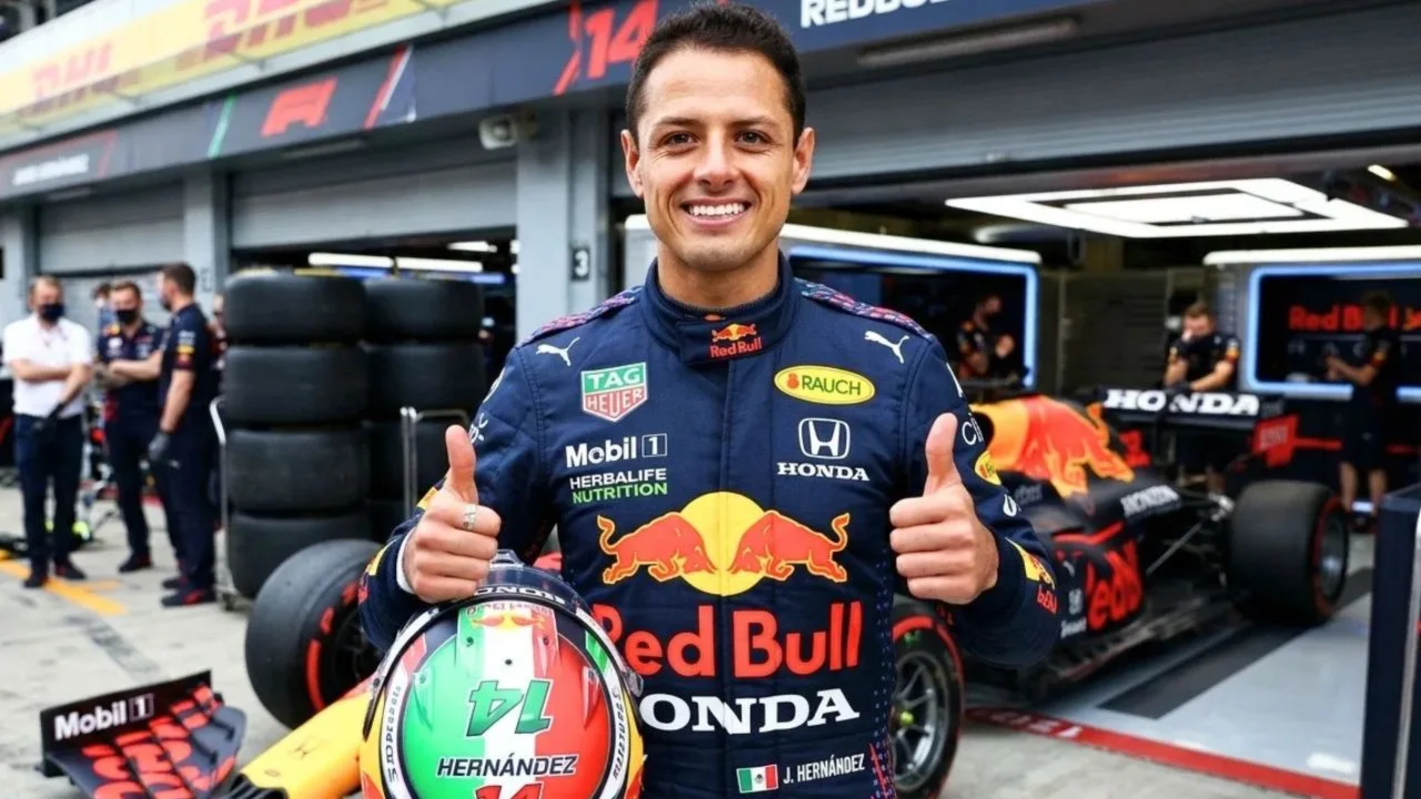 Con casi un año sin jugar, Chicharito Hernández pide 'trabajo' como piloto de Fórmula 1 ¿con Checo Pérez?