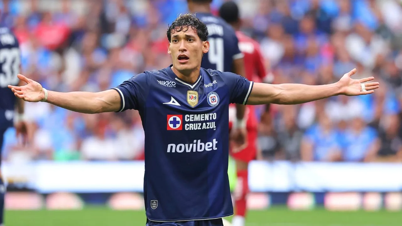 Chiquete Orozco se equivoca con Cruz Azul y Robert Morales no desaprovecha el regalito para Pumas.