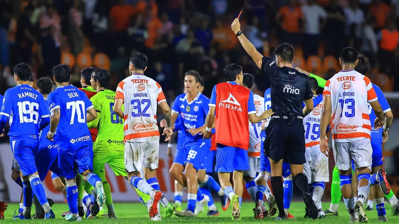 DT de Cruz Azul es señalado como el culpable de desatar la bronca en duelo ante Correcaminos: qué hizo.