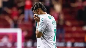 Diego González, jugador de Santos Laguna, sufre escalofriante lesión ante Xolos de Tijuana