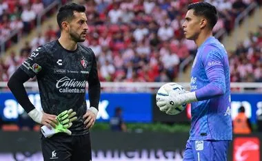 Camilo Vargas y Tala Rangel, porteros de ambos equipos.